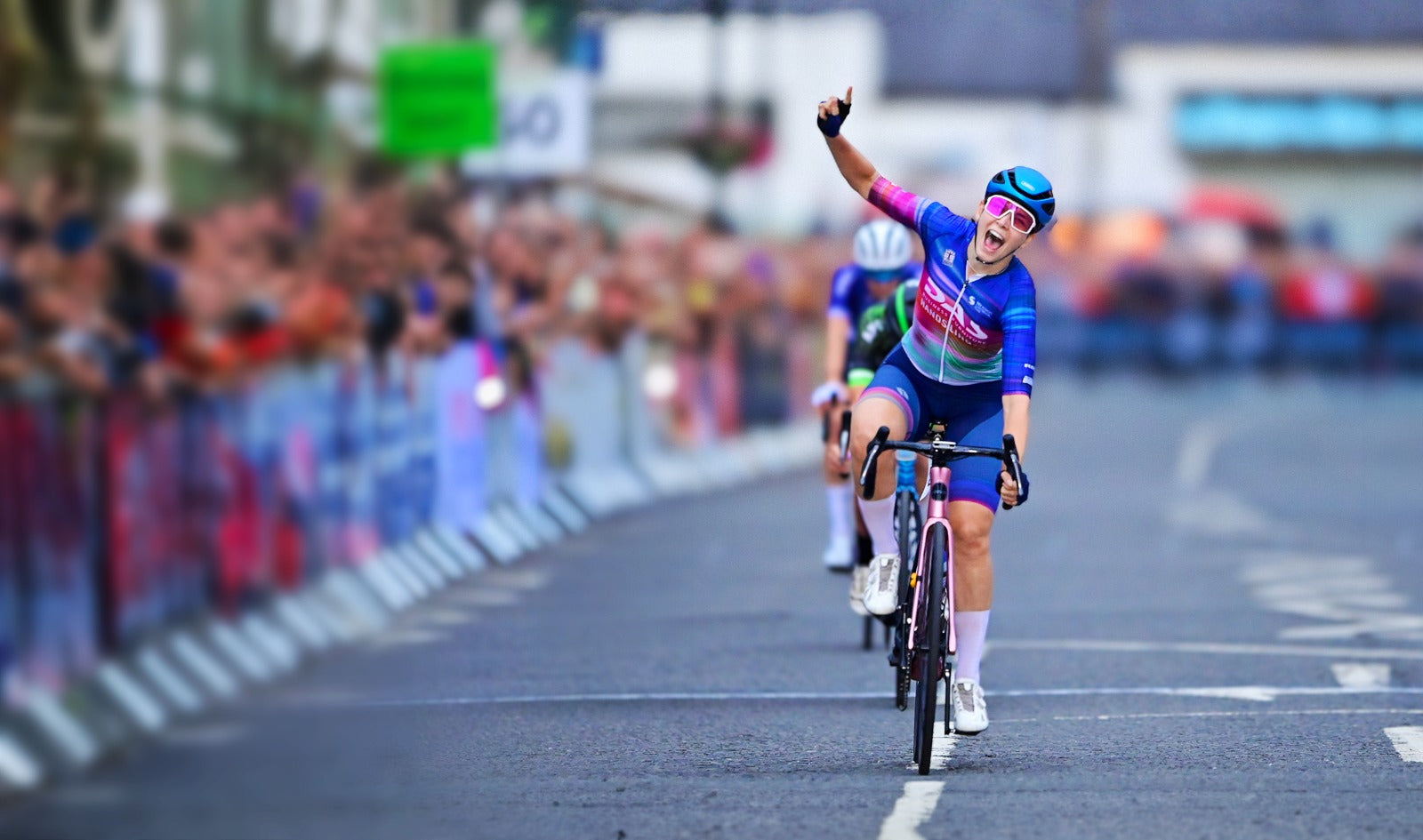 Sophie Lewis sprints to Otley GP victory