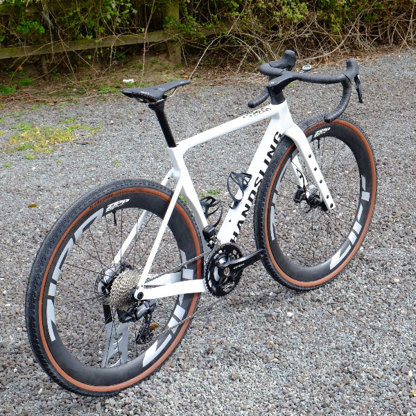 Handsling A1R0evoG Shimano GRX Di2 white gravel bike with Zipp wheels.