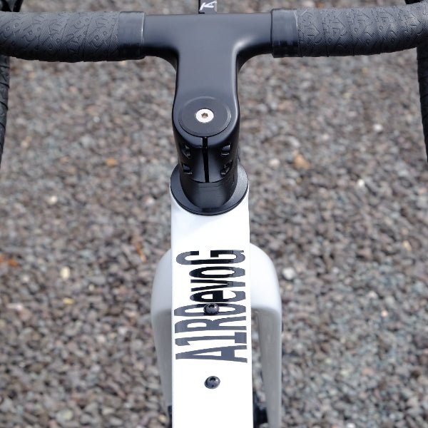 Handsling A1R0evoG Shimano GRX Di2 white gravel bike with Zipp wheels.