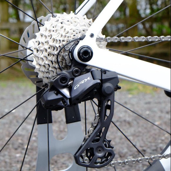 Handsling A1R0evoG Shimano GRX Di2 white gravel bike with Zipp wheels.