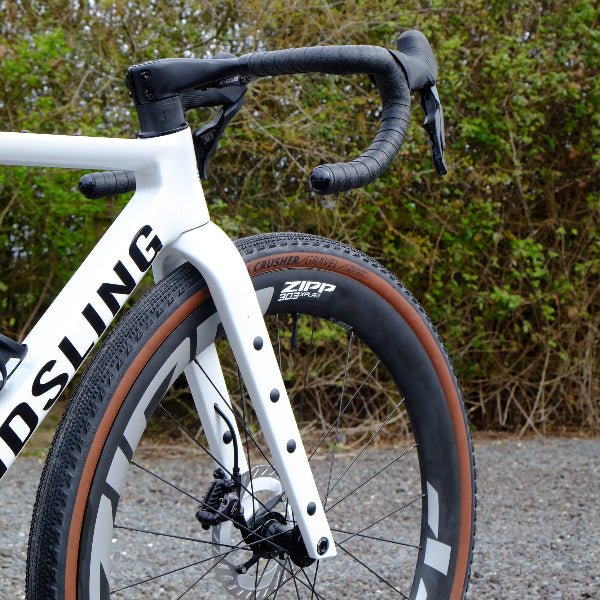 Handsling A1R0evoG Shimano GRX Di2 white gravel bike with Zipp wheels.