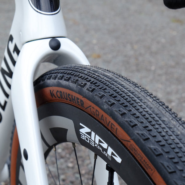 Handsling A1R0evoG Shimano GRX Di2 white gravel bike with Zipp wheels.