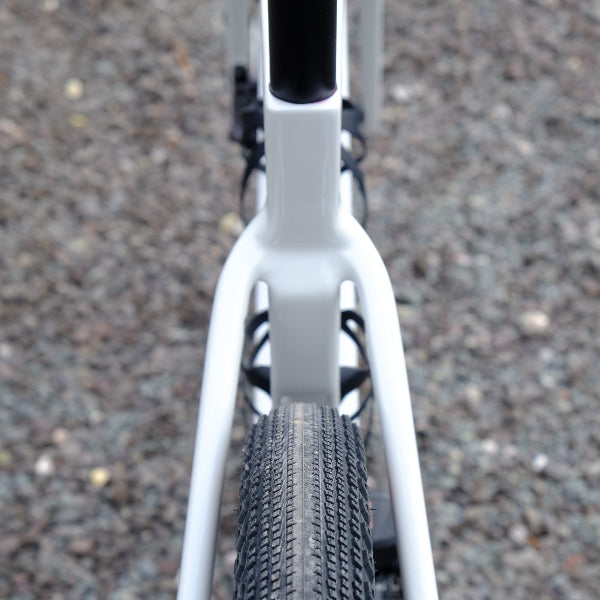 Handsling A1R0evoG Shimano GRX Di2 white gravel bike with Zipp wheels.