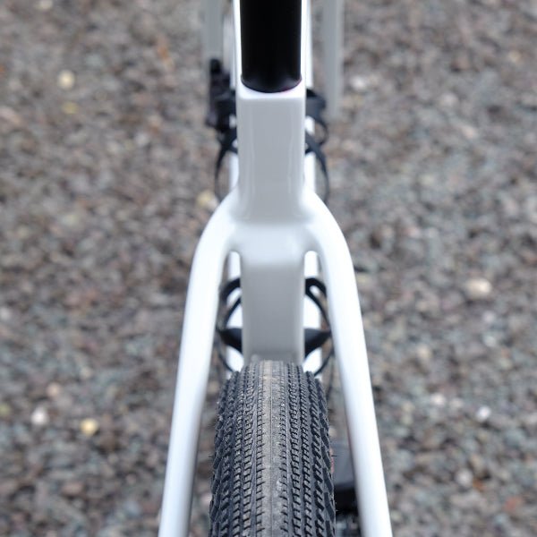 Handsling A1R0evoG Shimano GRX Di2 white gravel bike with Zipp wheels.