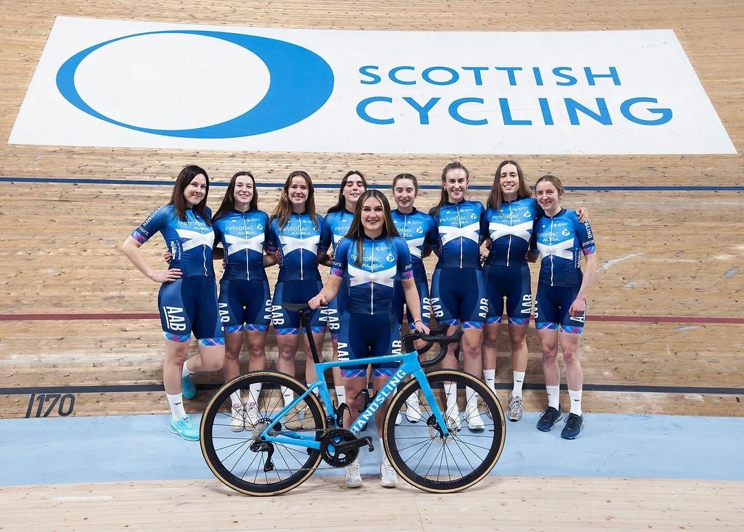 Alba Development women's cycling team race on Handsling A1R0evo