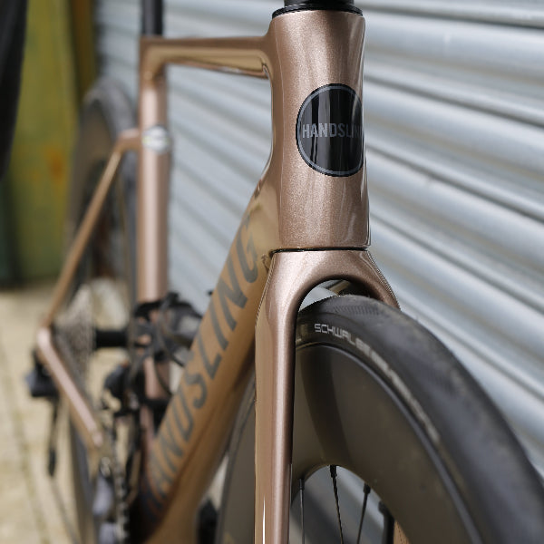 Handsling A1R0evoS in the Tarnished Gold frame colour