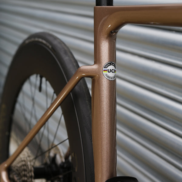 Handsling A1R0evoS in the Tarnished Gold frame colour