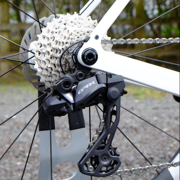 Handsling A1R0evoG Shimano GRX Di2 white gravel bike with Zipp wheels. 